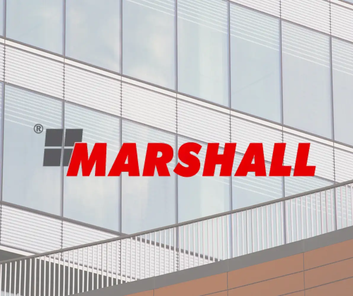 Modern ablak kilátással és növényekkel